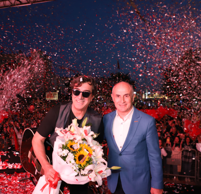 Büyükçekmeceli gençler Ayna Grubu ile coştu