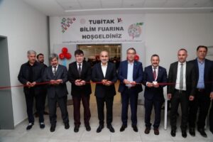 ARNAVUTKÖYLÜ ÖĞRENCİLER BİLİM VE SANATIN ÖNCÜSÜ