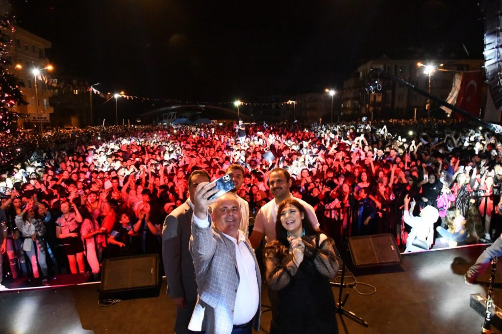 BAŞKANIMIZ MESUT ÜNER’İN GENÇLERE ARMAĞANI MEZUNİYET ŞENLİĞİ’NDE BİNLERCE KİŞİ BİR ARAYA GELDİ