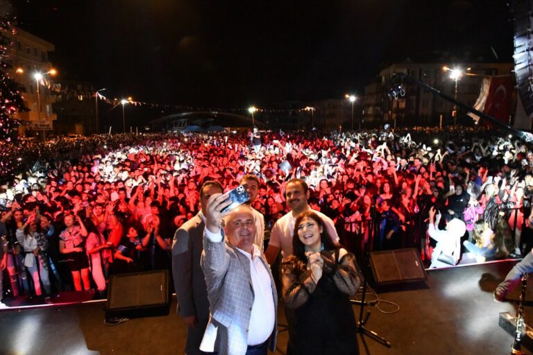 BAŞKANIMIZ MESUT ÜNER’İN GENÇLERE ARMAĞANI MEZUNİYET ŞENLİĞİ’NDE BİNLERCE KİŞİ BİR ARAYA GELDİ