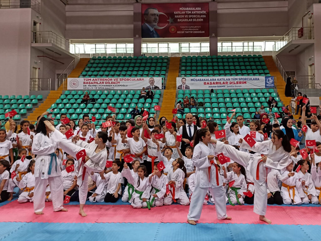 Bağcılarlı karateciler kuşak fırlattı