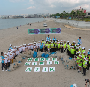 Yarım saat içinde yüzlerce kilo çöp topladılar