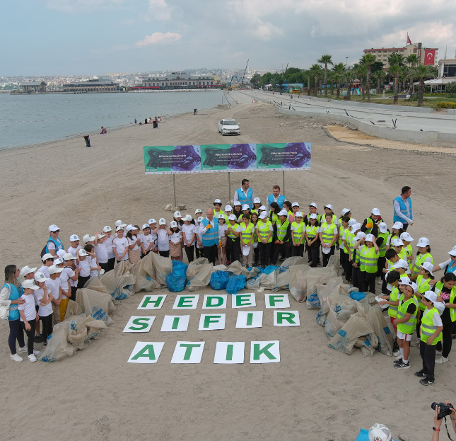 Yarım saat içinde yüzlerce kilo çöp topladılar