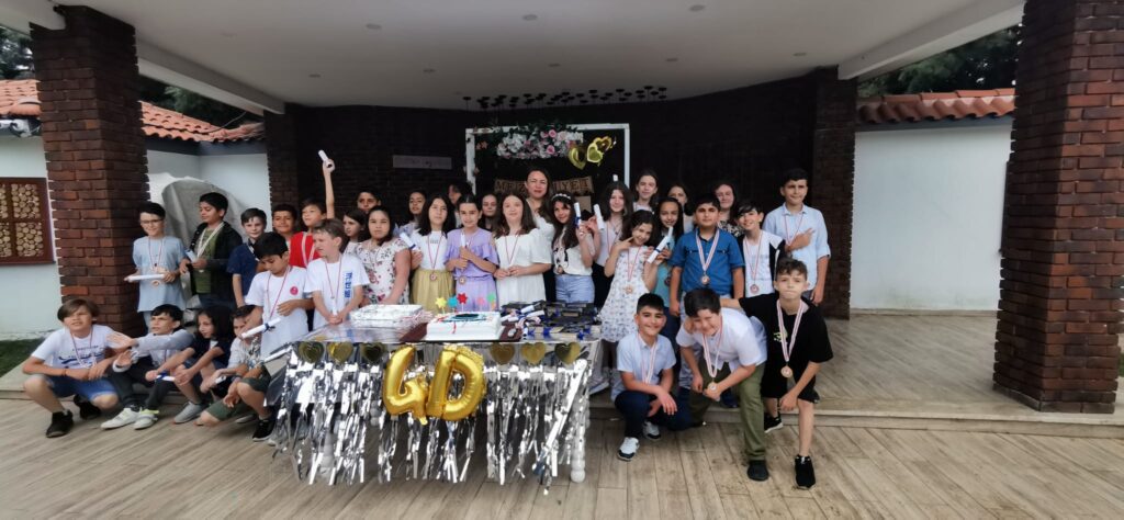 HASAN ÖZVARNALI 4-D ÖĞRENCİLERİNDEN MUHTEŞEM MEZUNİYET TÖRENİ