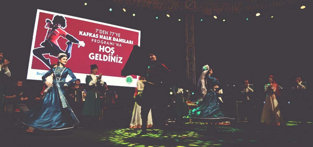 YAŞAM VADİSİ KAFKAS HALK DANSLARINA EV SAHİPLİĞİ YAPTI