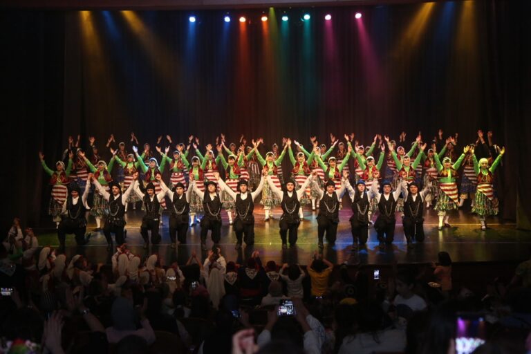 7’DEN 70’E HALK OYUNLARI TUTKUNLARI AYNI SAHNEDE BULUŞTU