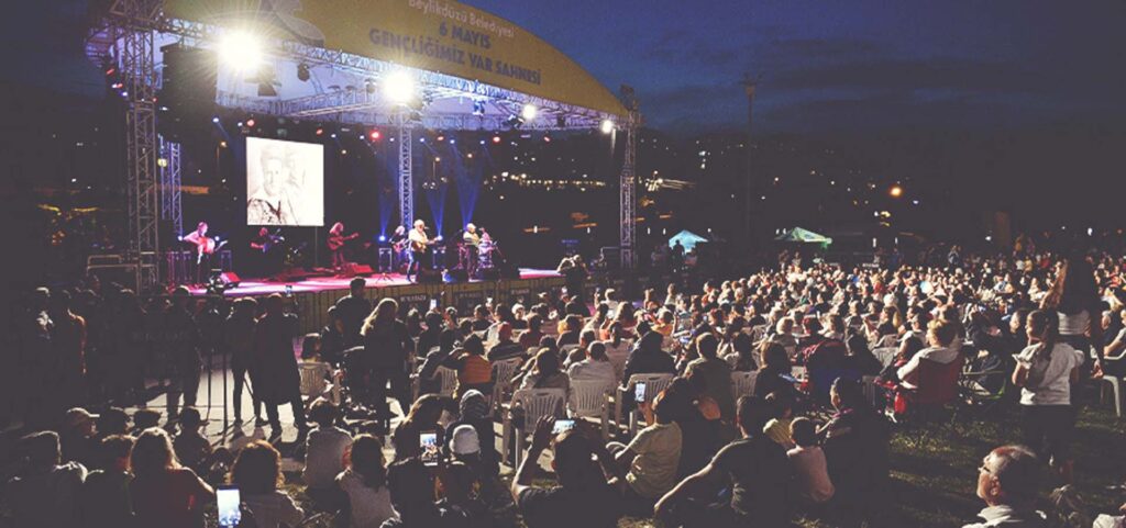 GRUP GÜNDOĞARKEN ŞARKILARINI NAZIM HİKMET İÇİN SÖYLEDİ