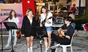 Müzikleriyle sahile renk kattılar