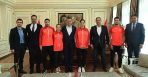 İMAMOĞLU’NDAN ŞAMPİYON SPORCULARA: SİYASET HARİÇ, TÜM ALANLARDA KATKINIZA İHTİYACIMIZ VAR