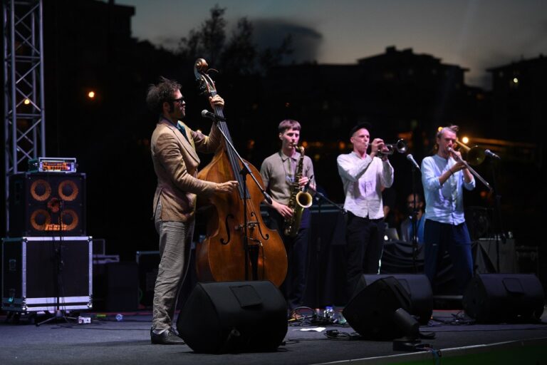 MÜZİKSEVERLER PARKTA CAZ KEYFİNİ DOYASIYA YAŞADI
