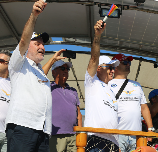 Büyükçekmece Körfezi Açık Deniz Yüzme Yarışı nefesleri kesti