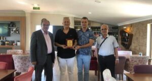 İYİ PARTİ’DEN CHP’Lİ ÜYELERE PLAKET