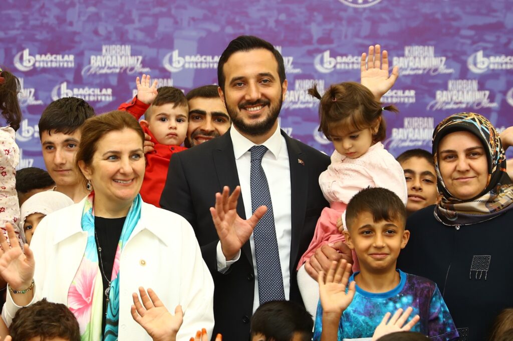 Bağcılar’da çocuk cıvıltıları eşliğinde bayramlaşma