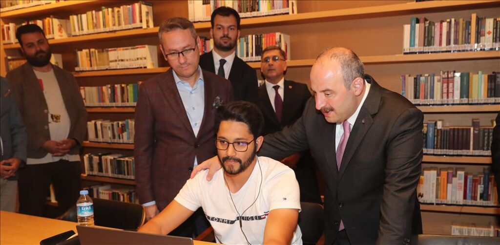 BAKAN VARANK BAŞAKŞEHİR MİLLET KIRAATHANESİ’Nİ GEZDİ