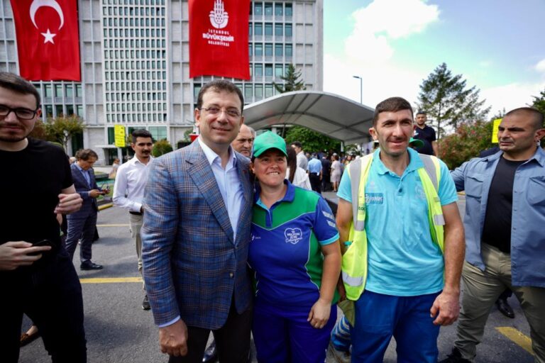 MESAİ ARKADAŞLARININ KURBAN BAYRAMI’NI KUTLAYAN İMAMOĞLU: SİZLERDEN İSTEĞİM; 16 MİLYONA EŞİT BAKTIĞINIZI HİSSETİRMENİZ