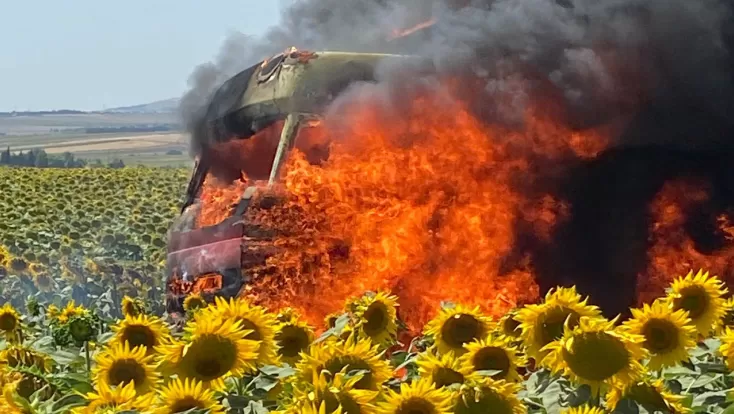 Buğday yüklü kamyon alev alev yandı