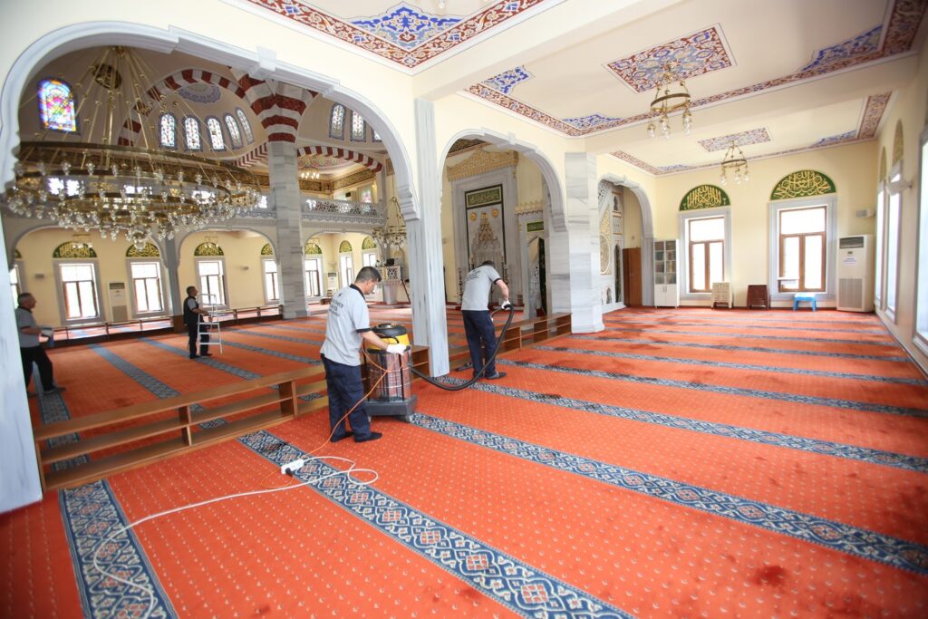 İBADETHANELERDE BAYRAM ÖNCESİ HİJYEN MESAİSİ