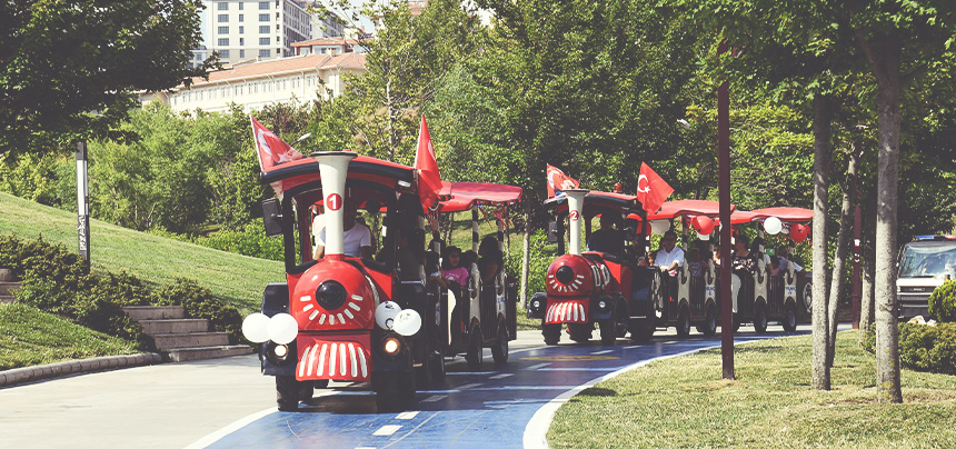 GEZİ TRENLERİ İLK SEFERİNİ BAŞKAN ÇALIK VE ÇOCUKLARLA YAPTI