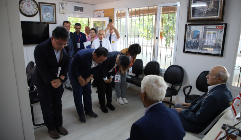 Güney Kore’den gelen heyet Kore gazilerinin önünde yere kapandı!