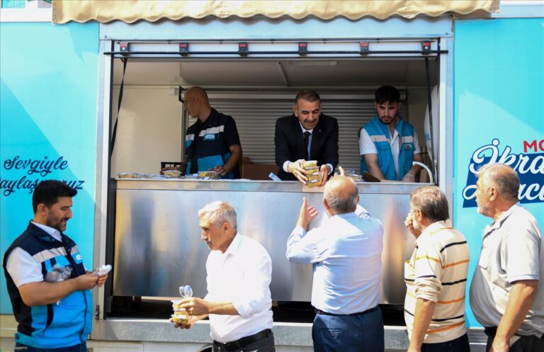 Esenyurt Belediyesi Vatandaşlara Aşure İkram Etti