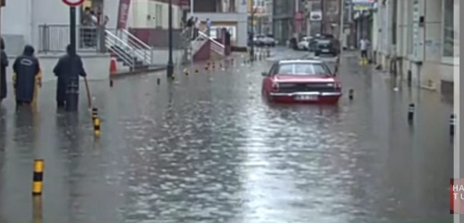 SİLİVRİ’DE, YOĞUN YAĞIŞ NEDENİYLE BAZI MAHALLELERDE SU BASKINLARI MEYDANA GELDİ.