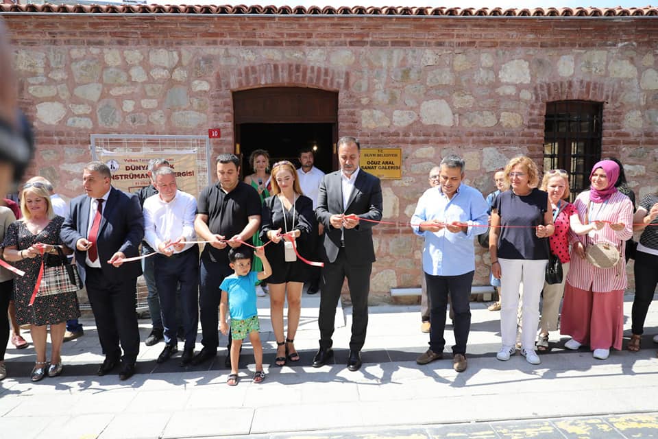 VOLKAN YARAN ULUSLARARASI ÇALGI KOLEKSİYONU SERGİSİ AÇILDI