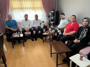 BOZOĞLU, YARALI POLİSİ EVİNDE ZİYARET ETTİ
