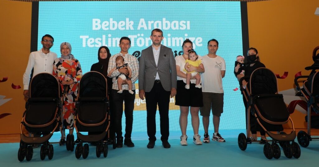 İlk Kez Anne Olanlara Bebek Arabası Hediye Edildi