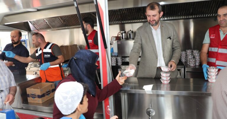 Başkan Bünyamin Demir Aşure Dağıttı