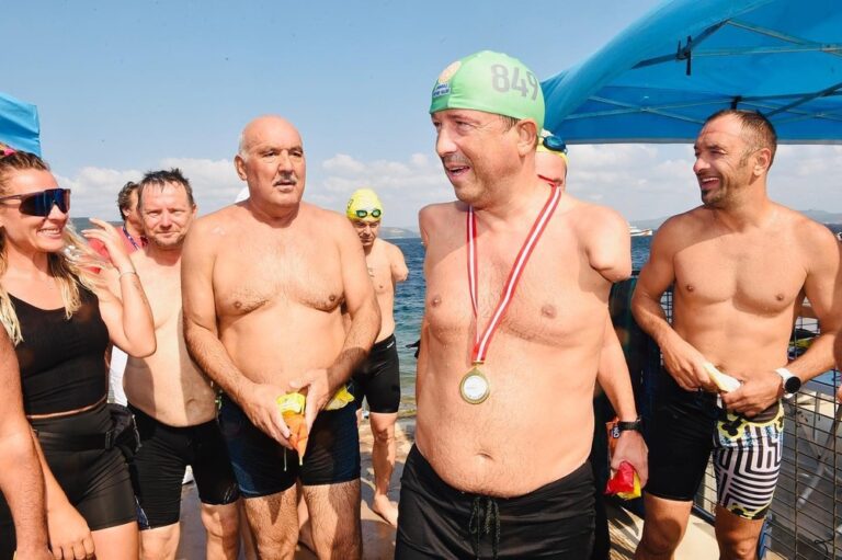 İKİ KOLUNU KAZADA KAYBEDEN BELEDİYE BAŞKANI BU DEFA ÇANAKKALE BOĞAZI’NI YÜZEREK GEÇTİ