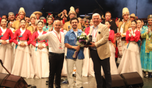 Buray, sevilen şarkılarını Dünya gençliği ile birlikte söyledi