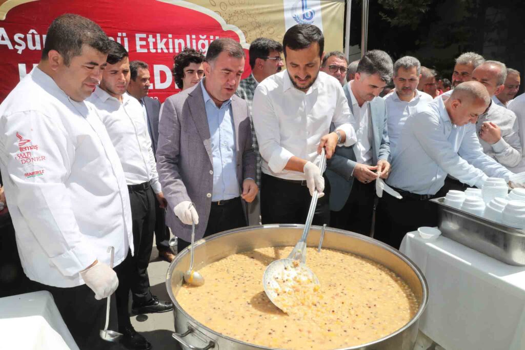 Bağcılar’da 10 bin kişilik aşure ikramı