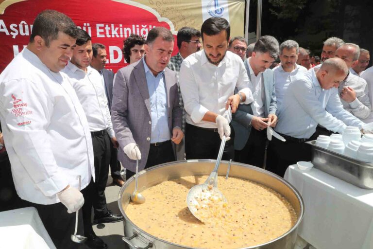 Bağcılar’da 10 bin kişilik aşure ikramı