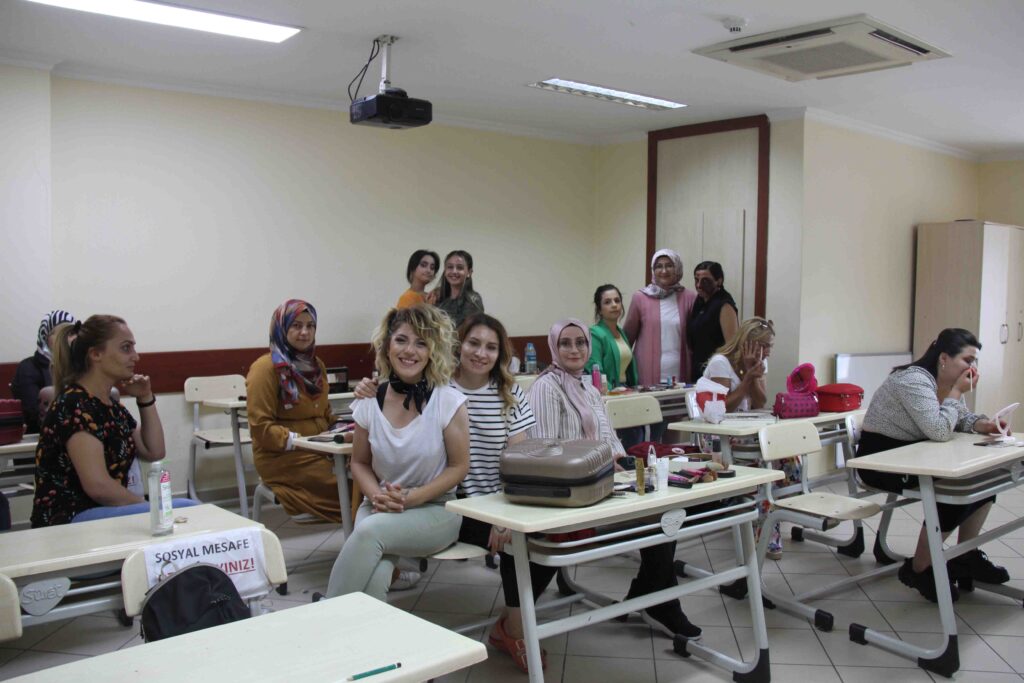 Makyaj sınıfı kursiyerleri bir taşla iki kuş vuruyor
