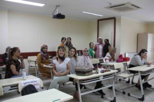 Makyaj sınıfı kursiyerleri bir taşla iki kuş vuruyor