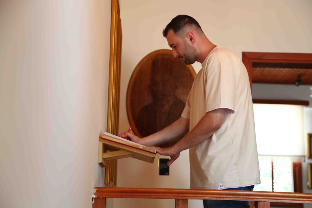 Gençler, duygularını müzenin anı defterinde paylaşıyorlar