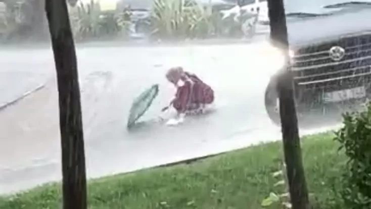 Silivri’de göle dönen yolda düşen kadına vatandaşlar yardım etti