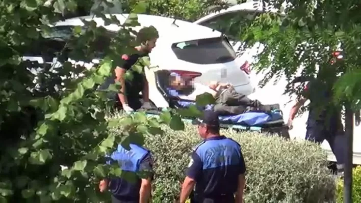 Silivri’de Kaymakamlık binasında hareket dakikalar yaşandı. İddiaya göre bir kişi elinde bıçakla Kaymakamlıkta görevli polislere saldırdı. Saldırgan, polis tarafından vurularak etkisiz hale getirildi.