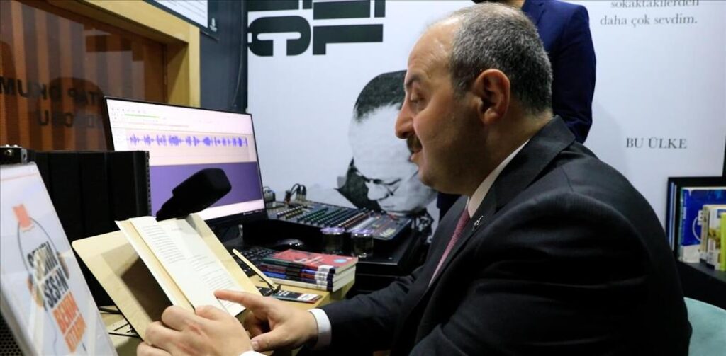 BAKAN VARANK GÖRME ENGELLİLER İÇİN KİTAP SESLENDİRDİ