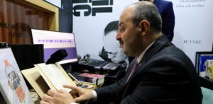 BAKAN VARANK GÖRME ENGELLİLER İÇİN KİTAP SESLENDİRDİ