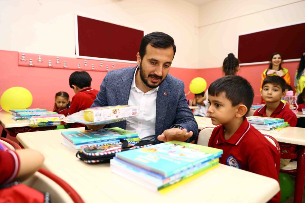 Başkan Özdemir’den öğrencilere kırtasiye hediyesi