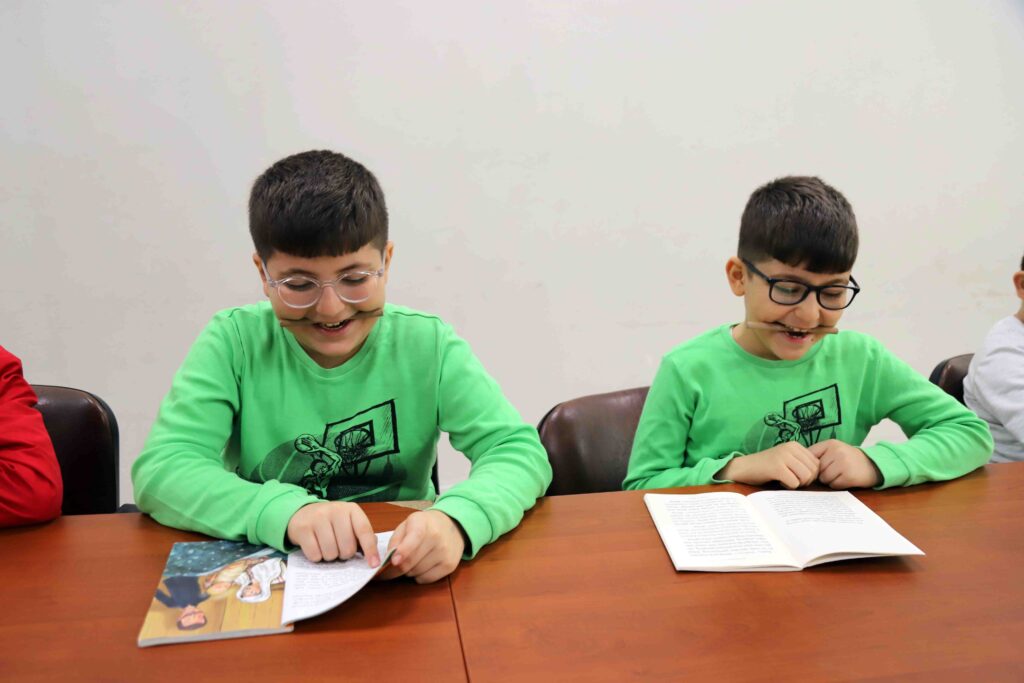 İki kardeş birbirinden etkilenerek kekeme oldu