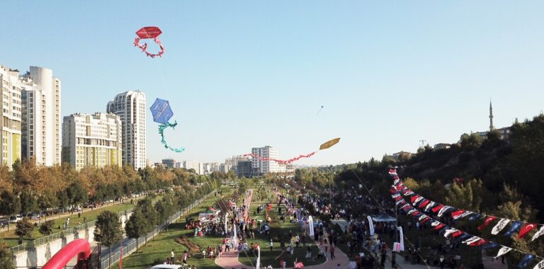 KÜÇÜKÇEKMECE SEMALARI UÇURTMALARLA RENKLENDİ