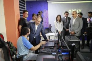 BAKAN VARANK’TAN, ARNAVUTKÖY BİLİŞİM AKADEMİSİ’NE TAM NOT