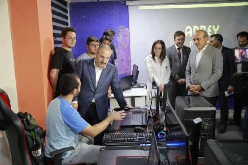 BAKAN VARANK’TAN, ARNAVUTKÖY BİLİŞİM AKADEMİSİ’NE TAM NOT