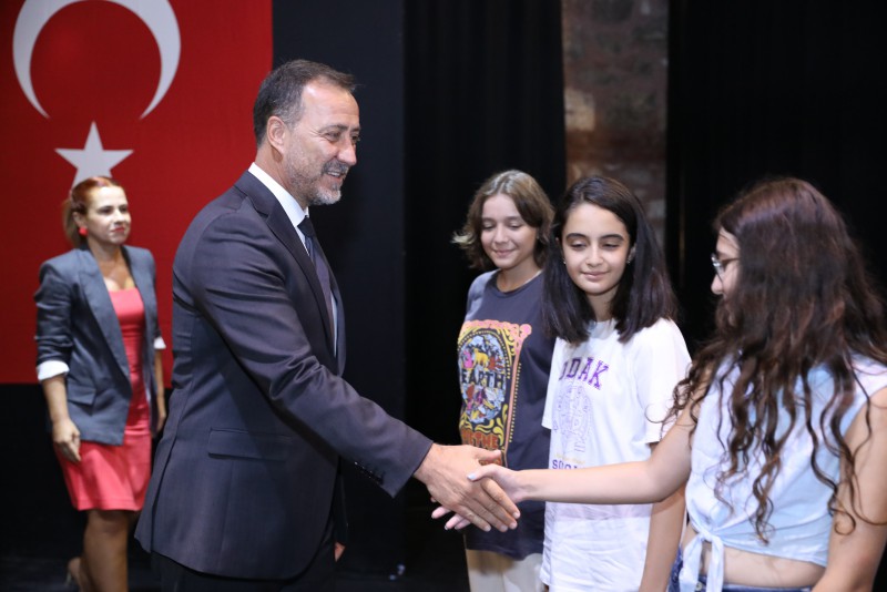 SİLİVRİ BELEDİYESİ YKS VE LGS’DE DERECEYE GİREN ÖĞRENCİLERİ ÖDÜLLENDİRDİ