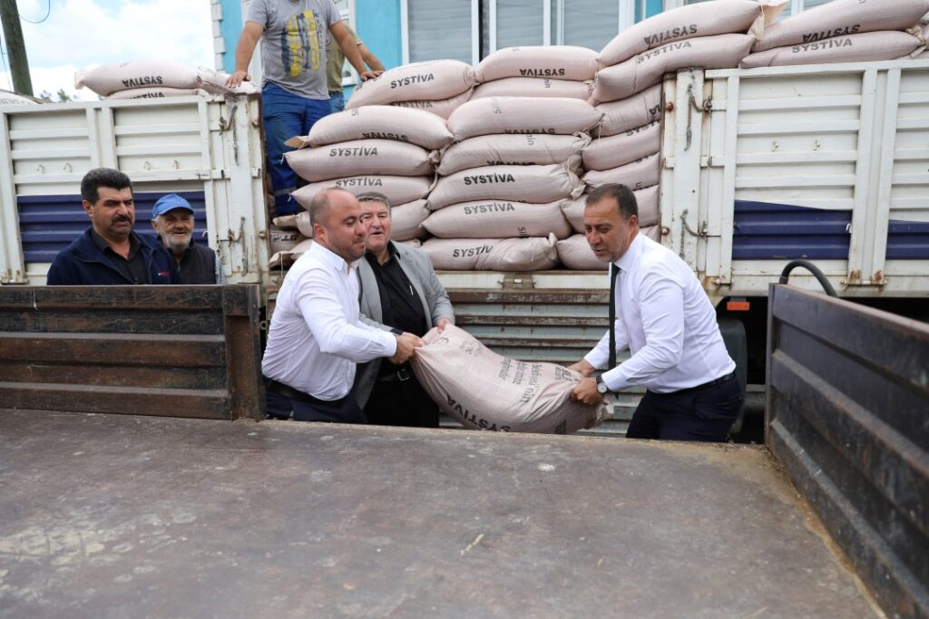 BEYCİLER VE ÇAYIRDERELİ ÇİFTÇİLERE TOHUMLUK ARPA DESTEĞİ