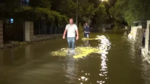 İSKİ’ye ait su borusu patladı, evleri su bastı