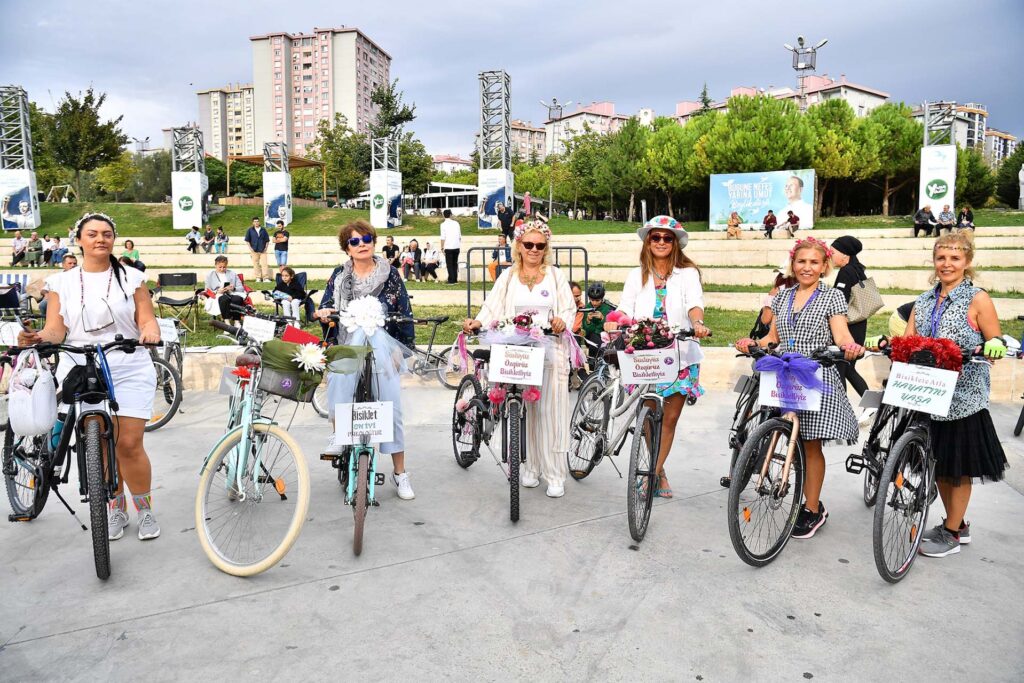 ‘SÜSLÜ KADINLAR’ BEYLİKDÜZÜ’NDE PEDAL ÇEVİRDİ