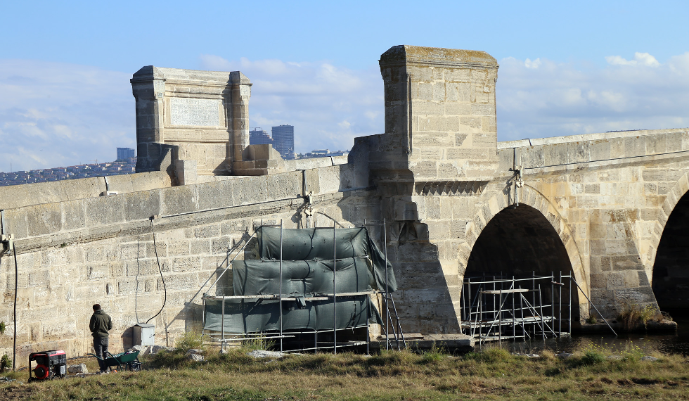 Çökme riski taşıyan tarih köprüde restorasyon çalışması başlatıldı
